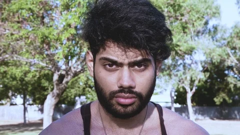 Confident indian guy looking camera in the front. charisma trainer looking Vidéo 117121381