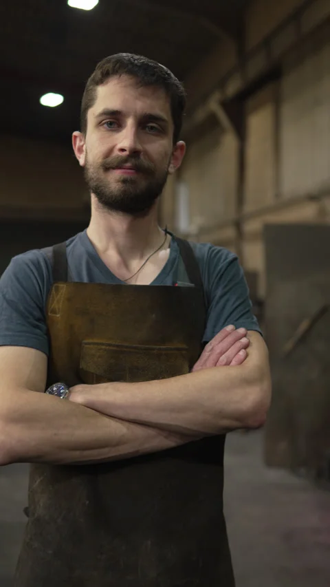 Confident industrial worker posing in a metal factory Vídeo Stock 334723081