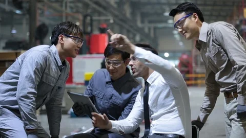 Confident manager and engineers talking in factory,HD 스톡 동영상 117908241