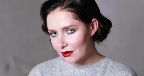 Confident model with sensual makeup Vidéo 83187357