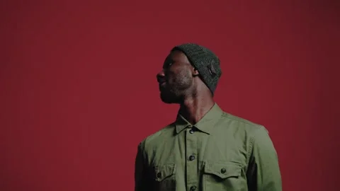 Confident Model Talking Before Pose on Isolated Background 库存影片 142197774