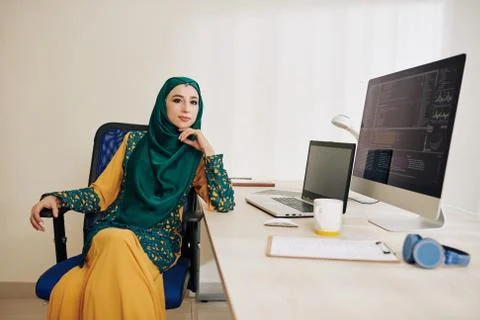 Confident muslim female software developer Foto stock