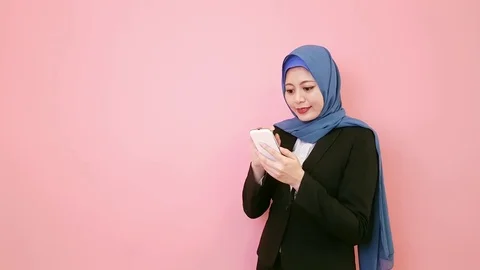 Confident muslim office manager texting message Stock Footage