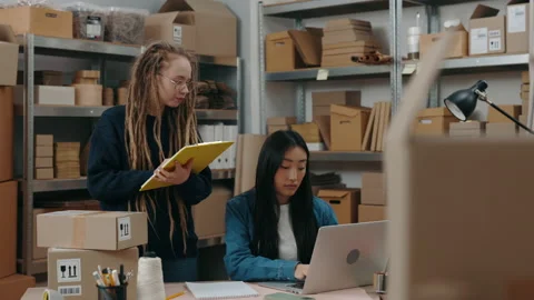 Confident woman with dreadlocks standing with folder at her hands and telling Stock Footage 169460104