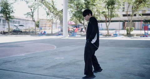 Confident young man practicing freestyle hip hop dance. 库存影片 313172003