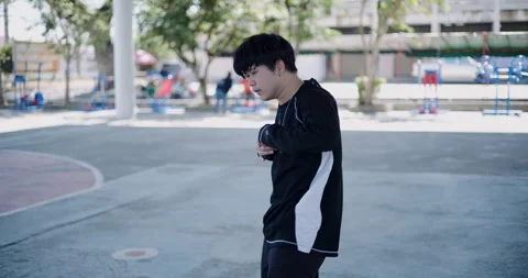 Confident young man practicing freestyle hip hop dance. Stockbeeldmateriaal 313172115