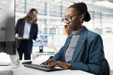 Configuring PCB electronic hardware setup, computer and microchip designer woman Foto stock