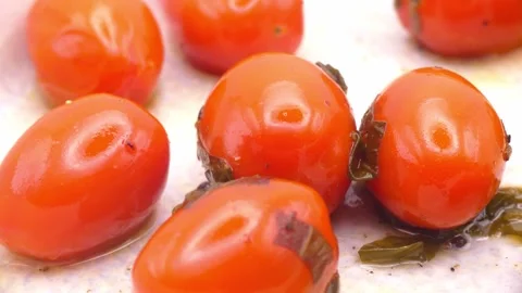Confit cherry tomatoes in olive oil rotating on white Vídeo Stock 344054070