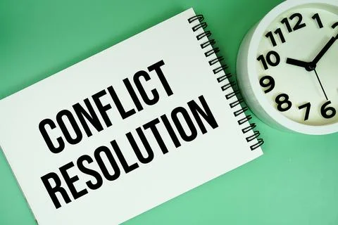 Conflict Resolution text with alarm clock flat lay on green background Foto stock
