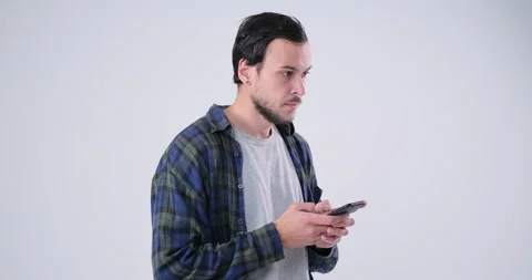 Confused Man text messaging using phone 库存影片 143943285