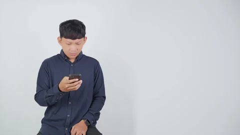 Confused Person Reading Message on Smartphone Vidéo 344830588