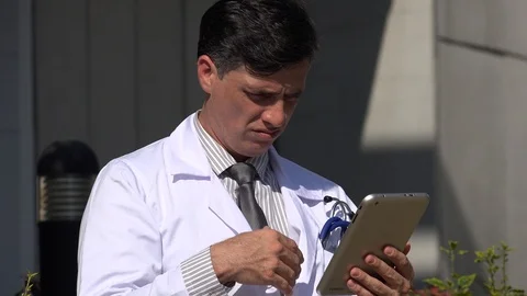 Confusing Hispanic Male Doctor Using Tablet Vidéo 96207284