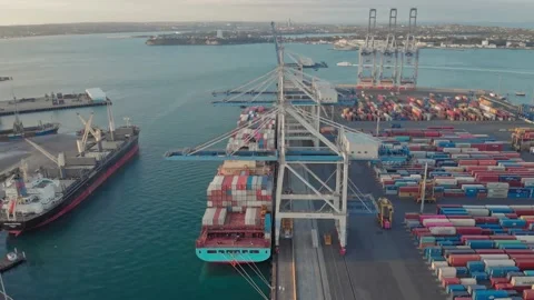 A congested port under pressure during covid, Auckland 2021 库存影片 147361083