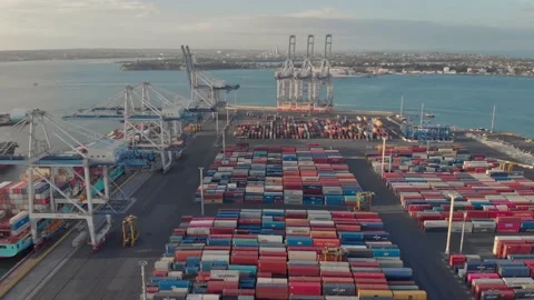 A congested port under pressure during covid, Auckland 2021 库存影片 147361226