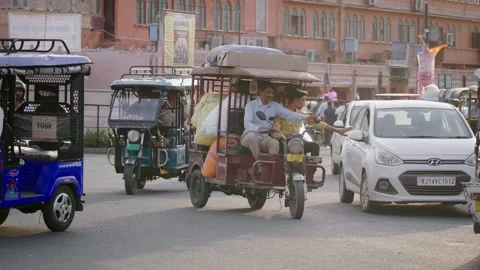 Congested road with unruly motorists passing on busy city bazaar road, India Vidéo 244952376