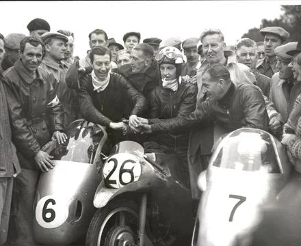 Congratulations For Bill Lomas (left) Winner Of The 250 C.c. Event From Sandford Foto stock