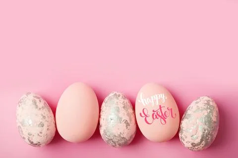 Congratulatory easter background. Easter eggs and flowers. Selective focus. Top Foto stock