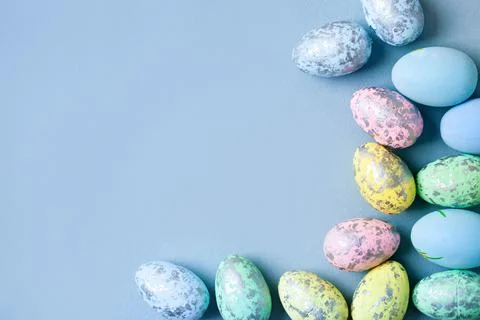 Congratulatory easter background. Easter eggs and flowers. Selective focus. Top Foto stock