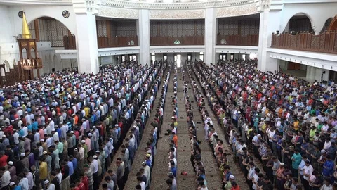 Congregation of Malaysian Muslim men praying in mosque Kuala Lumpur Vídeos de archivo 78451745