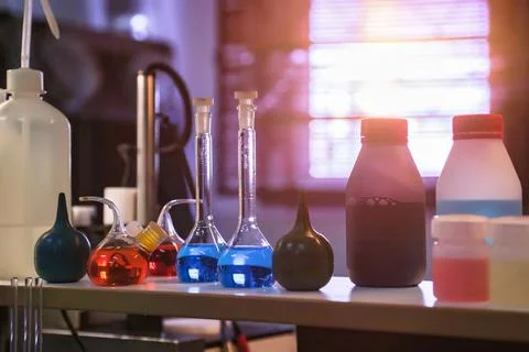 Conical flasks and test tubes with acid in chemical laboratory. Reagents acid Stock-Fotos