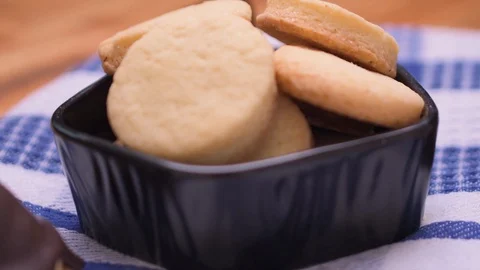 Conitos Dulce de Leche with Chocolate Round Vanilla Cookies on Blue Kitchen Rag Video stock 129348678