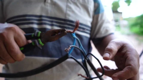 Connect the cable using pliers. Video stock 221732609