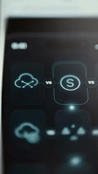 Connected cloud icon faces a circular private system symbol 库存照片