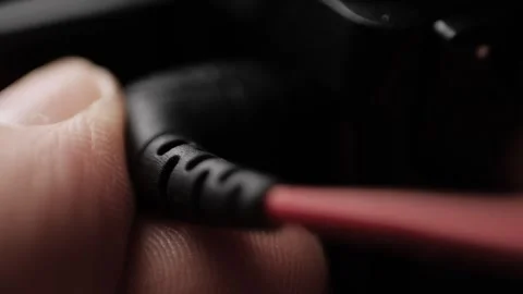 Connecting the 3.5 jack cable plug to the headphone and microphone jack. Close Vídeos de archivo 304204306