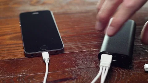 Connecting battery pack to smartphone. 스톡 동영상 97220076