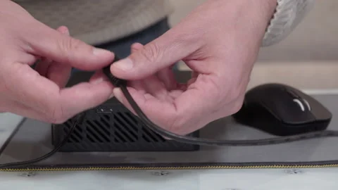 Connecting a black external hard drive Vidéo 342608506