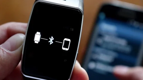 Connecting disconnected smartwatch Stock-Footage 76626898
