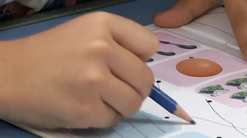 Connecting dots on paper with a pencil 스톡 동영상 117635268