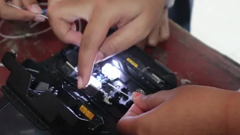 Connecting fiber optic cables for internet network 库存影片 307371174