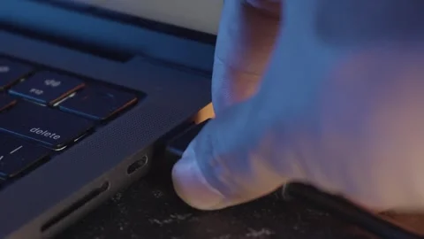 Connecting an HDMI Cable to a Laptop Port 库存影片 252240497