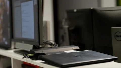 Connecting a laptop to its docking station, 2 monitors setup 動画素材 122053389