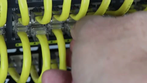 Connecting patch cords. Vídeos de archivo 196736711