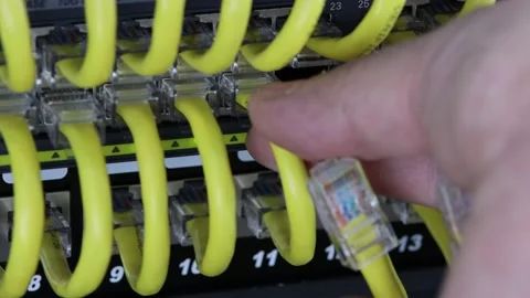 Connecting patch cords. Vídeos de archivo 196736715