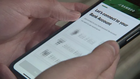 Connecting phone to bank 库存影片 100799322