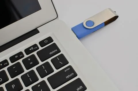 Connecting possibilities: USB stick inserted in laptop, exploring the poten.. 库存照片