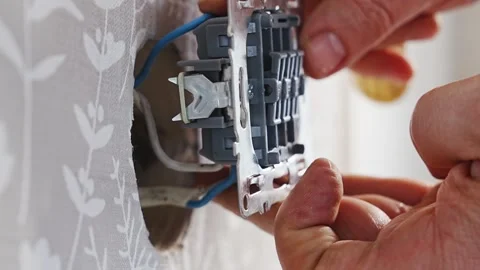 Connecting a three-way electrical switch for household lighting 스톡 동영상 314111684