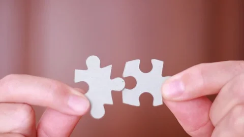 Connecting two puzzle pieces 動画素材 95318950