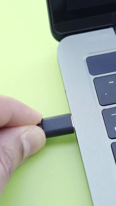 Connecting a usb-c cable on a laptop Видео 333700993