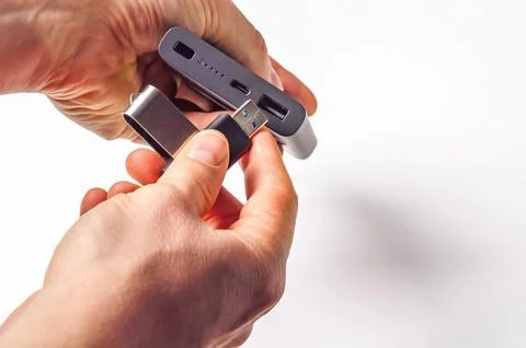 Connecting a USB flash drive to a portable power bank for convenient data t.. Fotos Stock