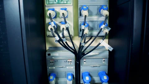 Connection of servers to electricity by plugged-in wires Video stock 99085595