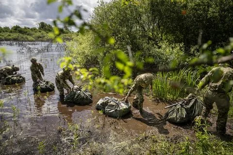 Conscripts from the Life Guards during military exercise at Danish Kulsbjerg Tra Fotos de archivo