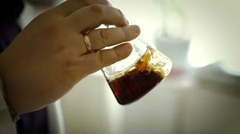 Consistency test of dark lager brown beverage, beer Schwarzbier Vídeo Stock 65826550