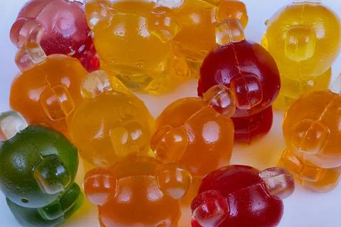 Consistent marmalade gummy bear grid with vibrant background. Uniform arran.. Foto stock
