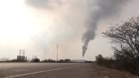 Constant noise, flames perturb quality of life in Venezuelan oil communities, MO Vídeo Stock 204120456