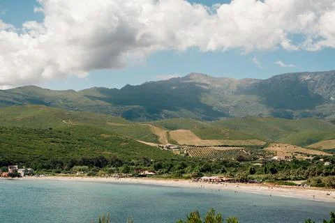 Constrast between mountains and beach with a breathtaking landscape Stockfoto's