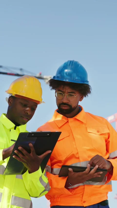 Construct Site Engineer Pointing. Worker Inspector Vídeos de archivo 252363181